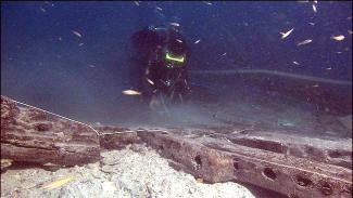 Diver at the Cirebon shipwreck site where the Kundika was found