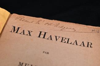 Max Havelaar book on a dark background