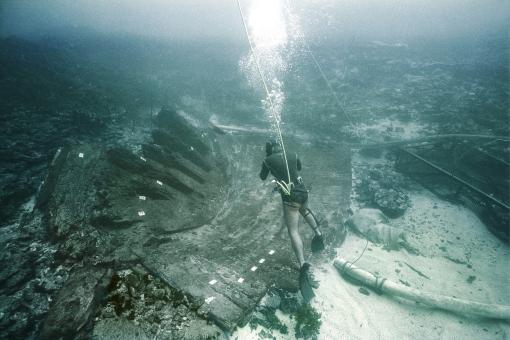 Inspeksi bagian buritan kayu kapal Batavia di bawah laut, 1975