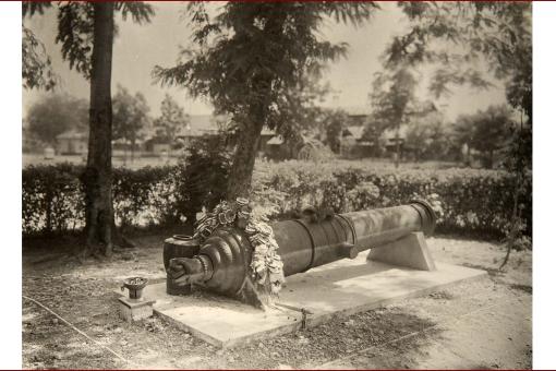 The Si Jagur cannon circa 1930. Offerings can be seen placed in front of the cannon.